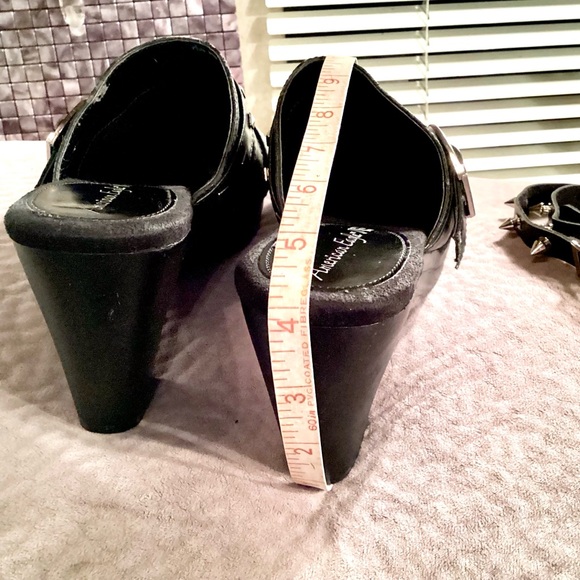 EUC America Eagle Black Womens Clogs. Studded, Chunky Heel Size: 8 - Picture 9 of 12